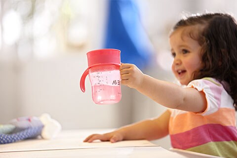 漂亮上手：為什麼教您的寶寶從飲水杯喝水，比您想得要容易些