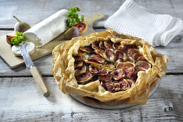 Fig tart with goats' cheese and honey