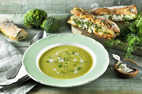 Broccoli soup with goats' cheese