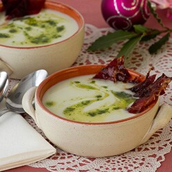 Cauliflower soup with crunchy ham