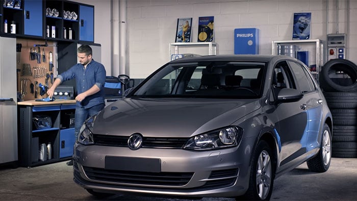 如何更換 Volkswagen Golf VII 的車頭燈泡