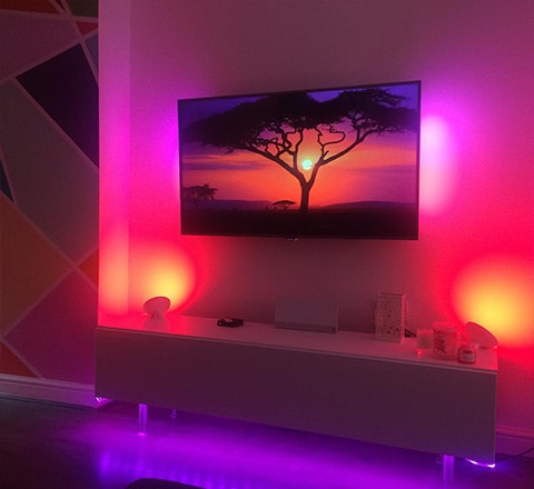 Ambilight 大型顯示器 的燈效 | 粉紅色、紫色、橘色、紅色
